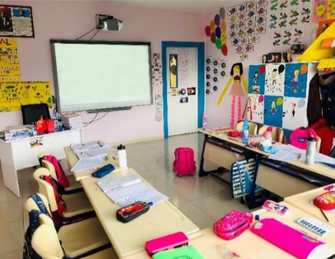 İlkokul öğrencileri sınıfta