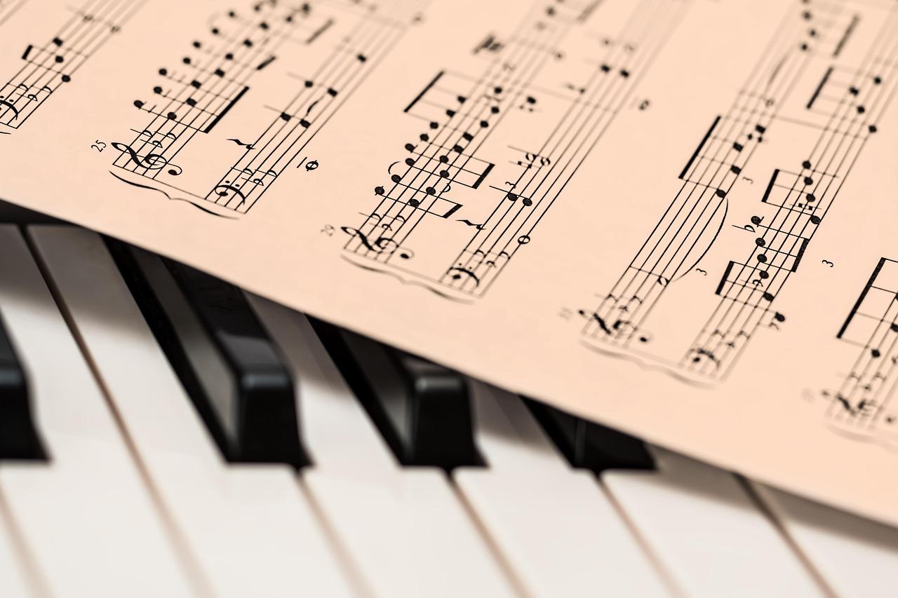 Öğrenciler müzik ve dans etkinliğinde