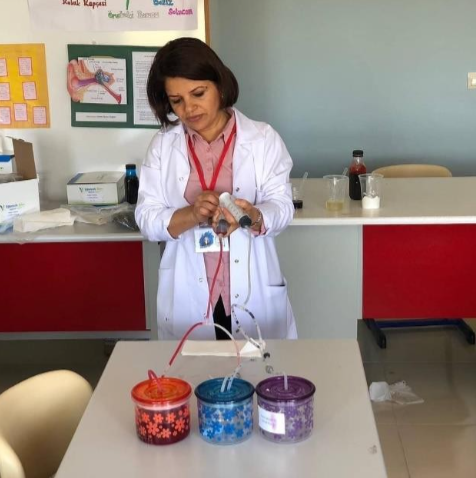 Ortaokul öğrencileri ders çalışıyor